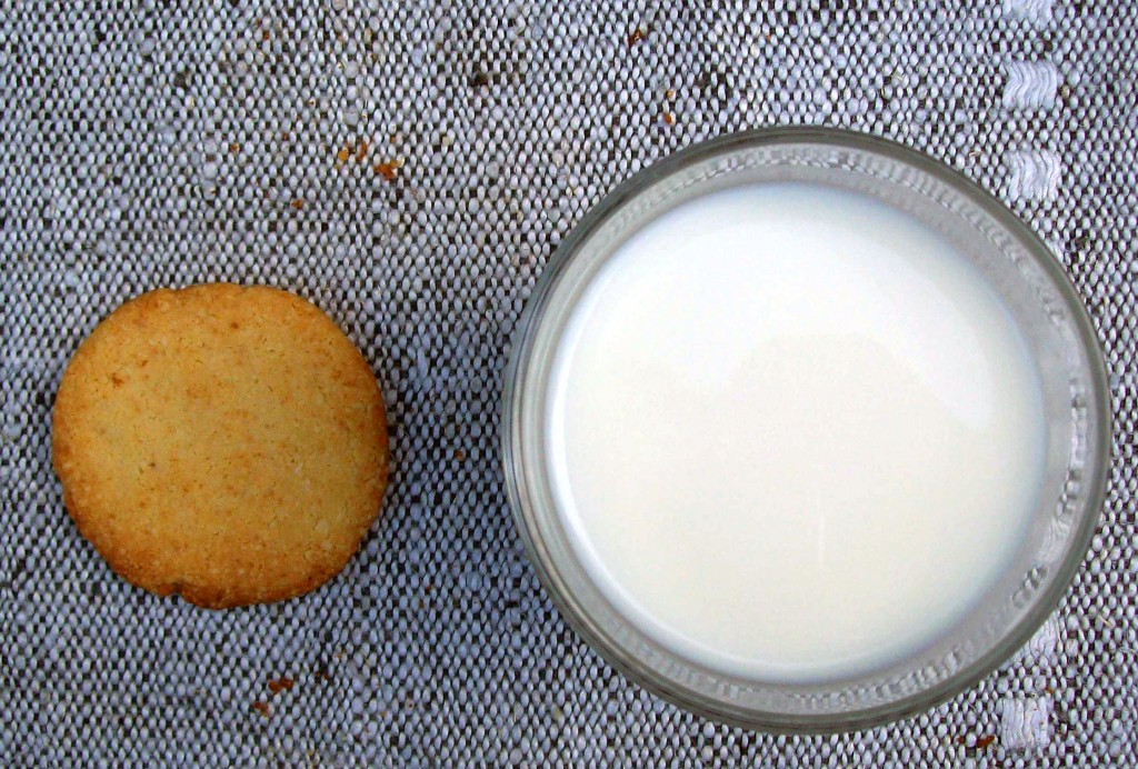 Vanilja-toffeekeksit - kokonainen keksi ja maitolasi
