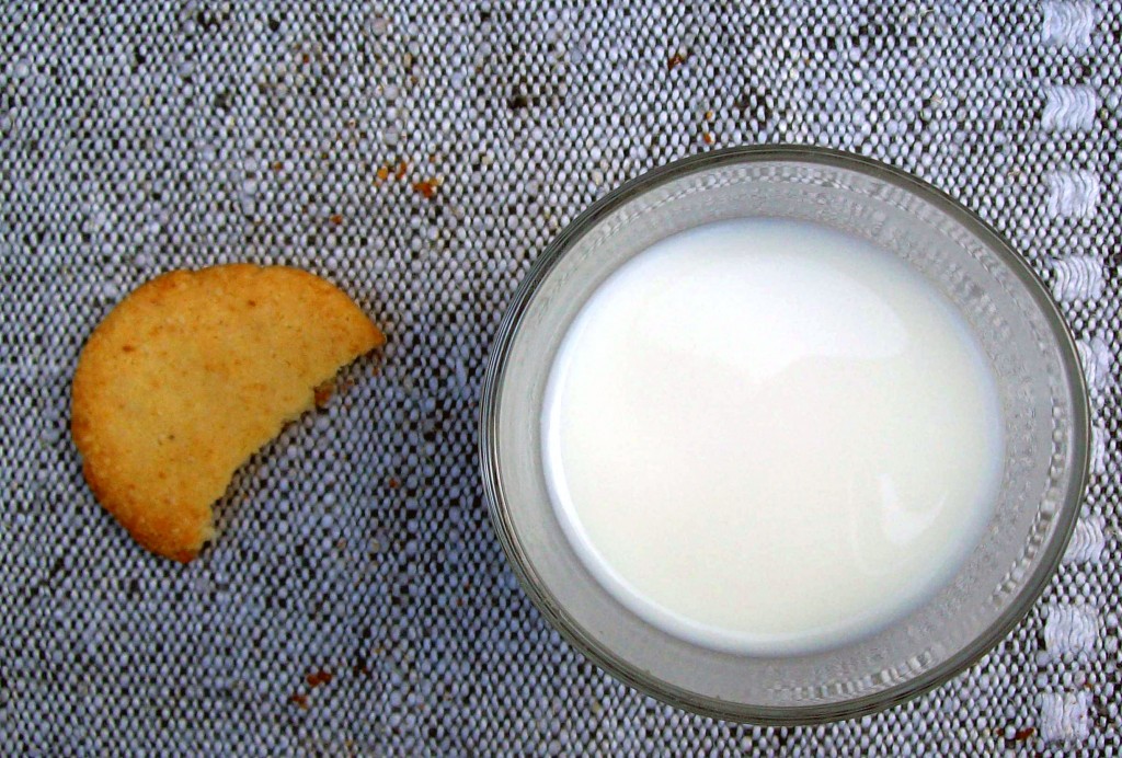 Vanilja-toffeekeksit - haukattu keksi ja maitolasi