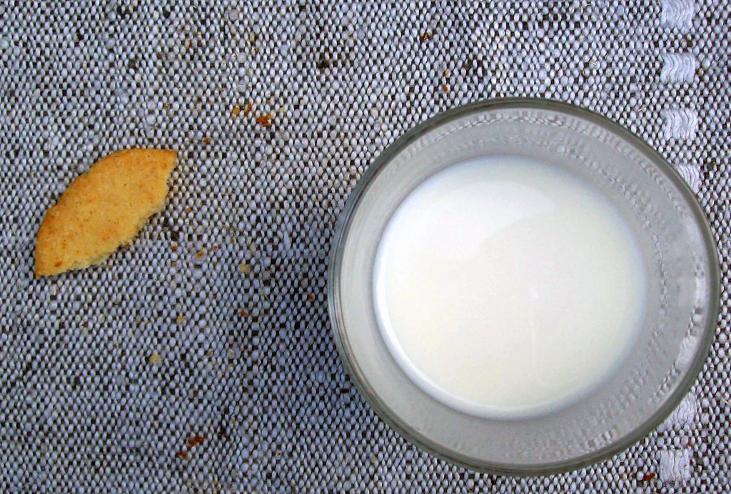 Vanilja-toffeekeksit - melkein syöty keksi ja tyhjähkö maitolasi