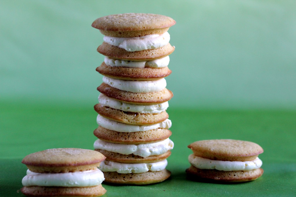 Vähähiilarinen vaahtokarkkikuorrute, whoopie pie -pino