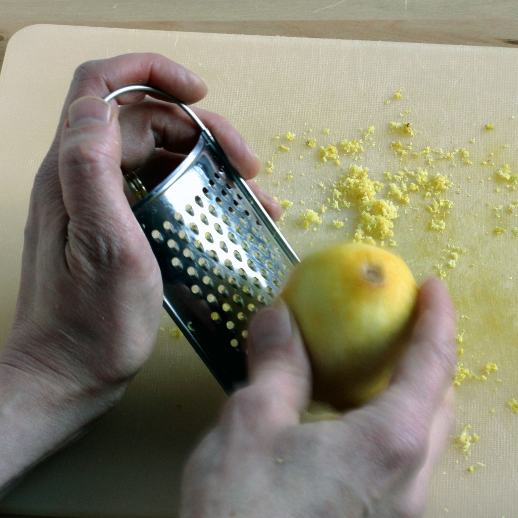 Karppaajan sokeriton "Limoncello-vaahto" -- sitruunan keltaisen kuoriosan raastamista | Alakarpisti.com