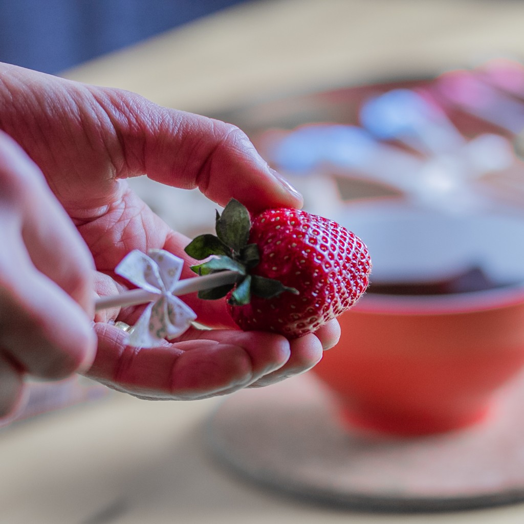 Suklaiset mansikkapopsit; tikun laittoa mansikkaan | Alakarpisti.com