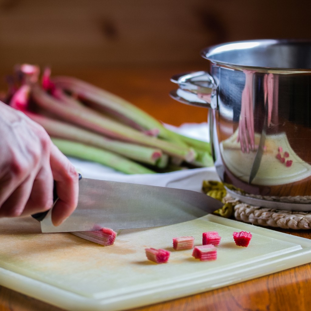 Sokeriton raparperichutney; raparperin pilkkomista | Alakarpisti.com