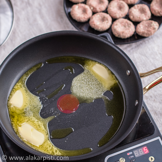 Feta-jauhelihapihvit; voi ja oliiviöljy kuumalla pannulla| Alakarpisti.com